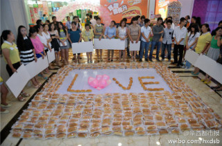 Man Proposes With 1001 Hot Dogs (She Said Yes)