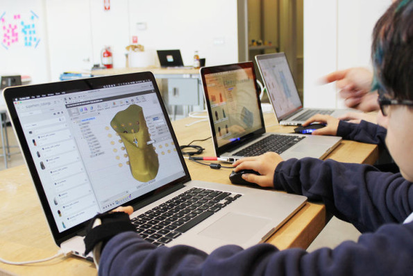 girl-invents-prosthetic-glitter-arm-4