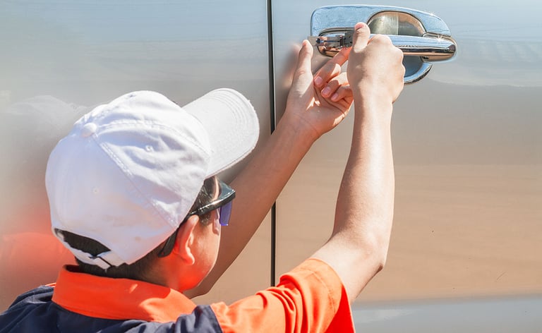How to hire an auto locksmith?