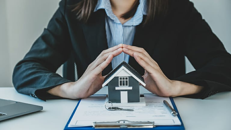 Hand a real estate agent, prevent the home model and explain the business contract, rent, buy, mortgage, loan, or home insurance.