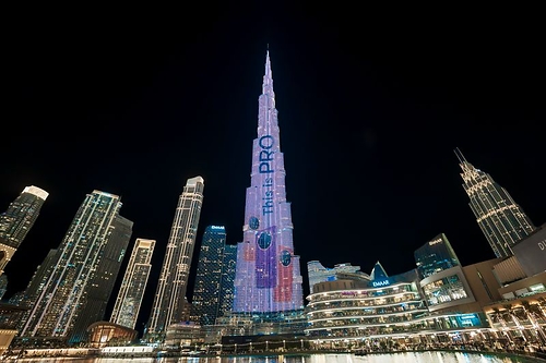 Powered by One of the World’s Largest Smartphone Batteries, HONOR X9e Pro Lights Up the World’s Tallest Building