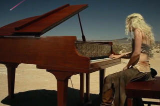 Daenerys Plays Game of Thrones Theme on Piano