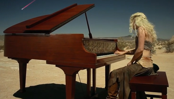 Daenerys Plays Game of Thrones Theme on Piano