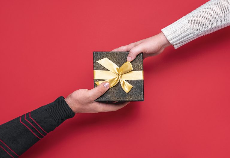 Ideas to Dedicate Some Perfect New Year Gifts to Your Siblings