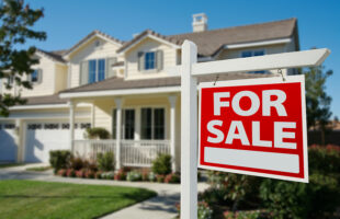 Real Estate Agents Caught Boning In House For Sale
