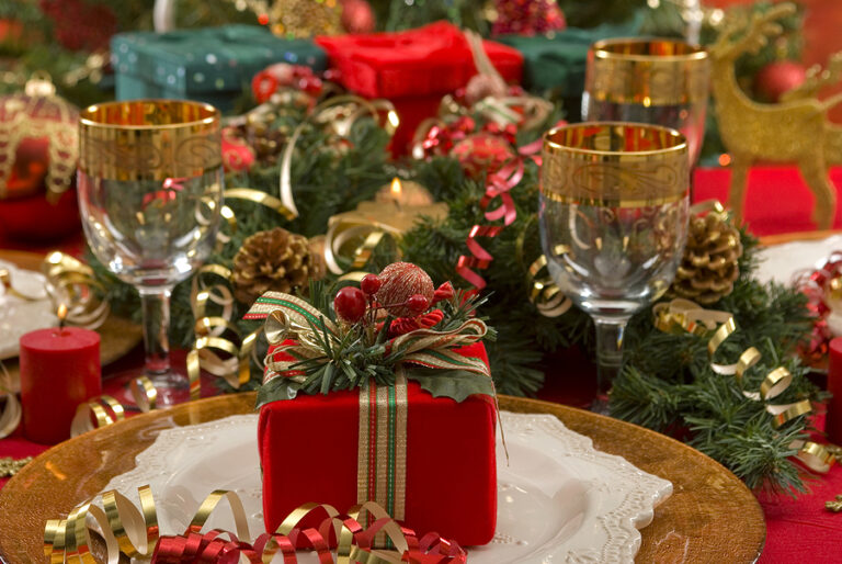 Beautifully decorated Christmas setting (Christmas dinner party)