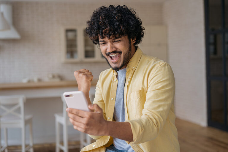 How Online Betting and Casino Apps Differ on Apple and Android